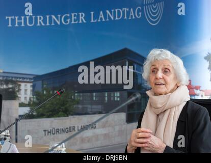 Erfurt, Allemagne. 27 Jan, 2014. Survivant de l'holocauste de Pusztai Eva Hongrie parle aux élèves de ses expériences dans un camp de concentration à Auschwitz le témoin contemporain exposé à la parlement de l'état de Thuringe à Erfurt, Allemagne, 27 janvier 2014. Événements ont eu lieu dans toute l'Allemagne pour commémorer les victimes du national-socialisme. Photo : MICHAEL REICHEL/DPA/Alamy Live News Banque D'Images