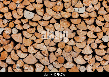 Pile de bois utilisé comme combustible du bois Banque D'Images
