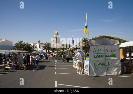 Teguise Lanzarote Canaries fabriqués localement, les étals de produits cosmétiques Aloe Vera et chaussures à marché hebdomadaire du dimanche Banque D'Images