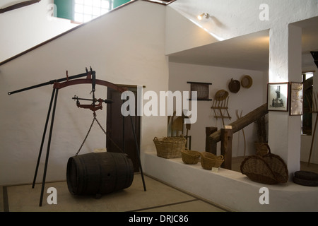 Lanzarote Masdache divers outils de presse de recueillir des paniers de raisin dans la propriété de la famille El Grifo vinery musée du vin ancienne cave à vin Banque D'Images