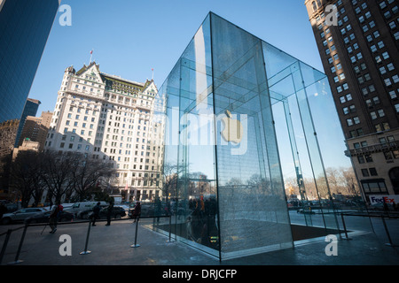 Le cube de verre fêlé du flagship store d'Apple à New York sur la Cinquième Avenue Banque D'Images