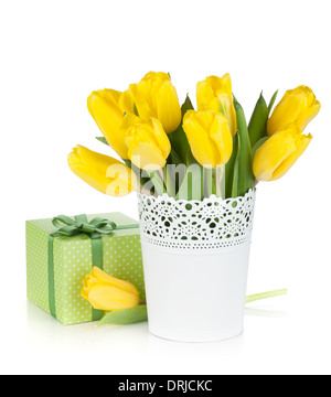 Tulipes jaunes dans un vase et boîte-cadeau. Isolé sur fond blanc Banque D'Images