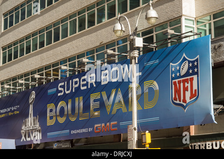 Boulevard du Super Bowl est préparé, avec une caméra de surveillance vu sur un poteau de lumière, au centre de Manhattan à New York Banque D'Images