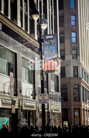 Boulevard du Super Bowl est préparé, avec une caméra de surveillance vu sur un poteau de lumière, au centre de Manhattan à New York Banque D'Images