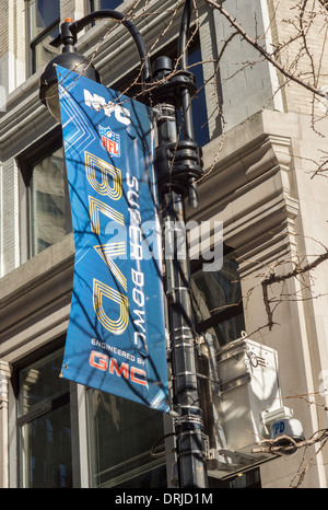 Boulevard du Super Bowl est préparé, avec une caméra de surveillance vu sur un poteau de lumière, au centre de Manhattan à New York Banque D'Images