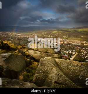 Arc-en-ciel sur Ilkley prises à partir de la Vache et son veau les roches, Yorkshire, UK Banque D'Images