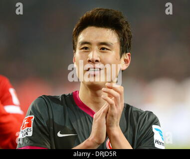 Stuttgart, Allemagne. 25 Jan, 2014. La nouvelle acquisition de Mayence Koo Ja-Cheol célèbre sa victoire équipes 1-2 loin après le match de football de la Bundesliga entre le VfB Stuttgart et 1. FSV Mainz 05 chez Mercedes-Benz Arena de Stuttgart, Allemagne, 25 janvier 2014. Photo : BERND WEISSBROD/DPA/Alamy Live News Banque D'Images