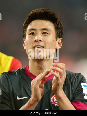 Stuttgart, Allemagne. 25 Jan, 2014. La nouvelle acquisition de Mayence Koo Ja-Cheol célèbre sa victoire équipes 1-2 loin après le match de football de la Bundesliga entre le VfB Stuttgart et 1. FSV Mainz 05 chez Mercedes-Benz Arena de Stuttgart, Allemagne, 25 janvier 2014. Photo : BERND WEISSBROD/DPA/Alamy Live News Banque D'Images