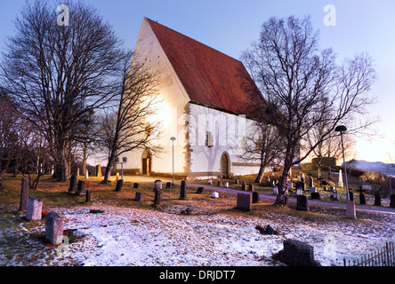 L'aube d'hiver à l'église médiévale historique Trondenes Kirke, près de Harstad, Norvège Banque D'Images