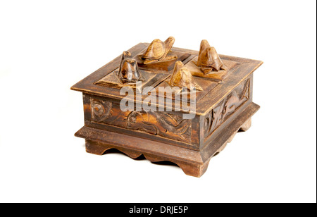 Boisé vintage boîte à bijoux sculpté à la main avec des motifs et des tortues Banque D'Images