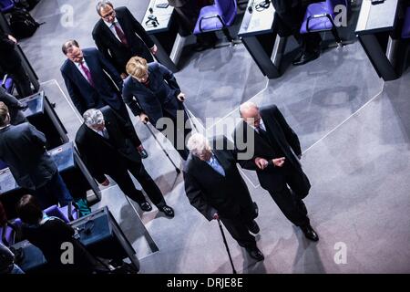 Berlin, Allemagne. 27 Jan, 2014. Cérémonie dans le Parlement allemand à la mémoire des victimes du national-socialisme. / Photo : Président Joachin Gauck de l'allemand, auteur Daniil Granin , Président du Bundestag Dr. Norbert Lammert, à Berlin, Allemagne, le 27 janvier 2014. Credit : Reynaldo Paganelli/NurPhoto ZUMAPRESS.com/Alamy/Live News Banque D'Images