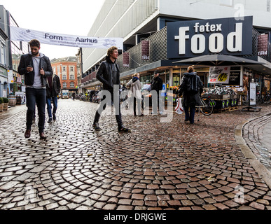 Ou d'Aarhus Arhus, Danemark ville rue pavée Banque D'Images