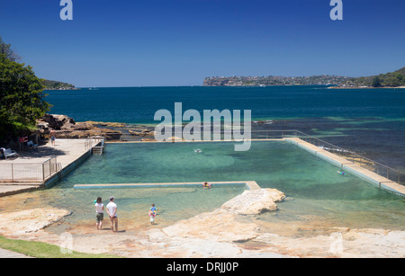 Fairlight Beach avec piscine à l'extérieur, vers les chefs Manly North Harbour Sydney NSW Australie Nouvelle Galles du Sud Banque D'Images