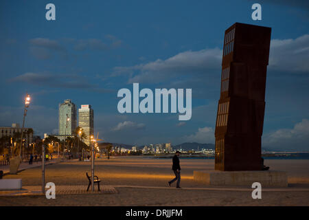 La Barceloneta, Barcelone, Espagne 27 Janvier, 2014.La sculpture 'L'Estel Ferit" (l'étoile blessé) est vu dans la plage de la Barceloneta, Barcelone. Le vent fort et clair à l'aube de l'environnement à Barcelone. Crédit : Jordi Boixareu/Alamy Live News Banque D'Images
