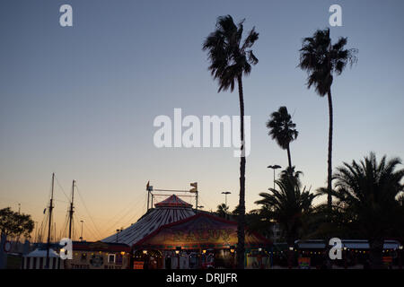La Barceloneta, Barcelone, Espagne 27 Janvier, 2014. Les palmiers se déplacer dans le vent à côté d'une tente de cirque à Barcelone du vent fort et clair à l'aube de l'environnement à Barcelone. Crédit : Jordi Boixareu/Alamy Live News Banque D'Images