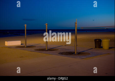 La Barceloneta, Barcelone, Espagne 27 Janvier, 2014. Les douches sont vus dans la plage de la Barceloneta, Barcelone. Le vent fort et clair à l'aube de l'environnement à Barcelone. Crédit : Jordi Boixareu/Alamy Live News Banque D'Images