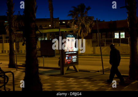 La Barceloneta, Barcelone, Espagne 27 Janvier, 2014. Un arrêt de bus annonce est vue dans la Barceloneta, Barcelone. Le vent fort et clair à l'aube de l'environnement à Barcelone. Crédit : Jordi Boixareu/Alamy Live News Banque D'Images