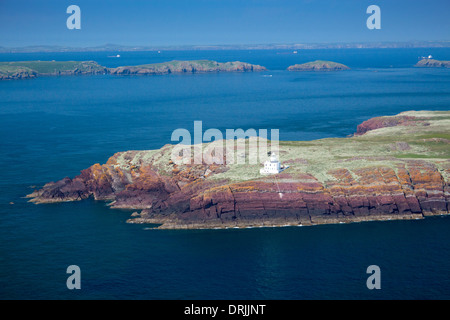 Vue aérienne de Skokholm island au large de la côte ouest du pays de Galles Pembrokeshire UK Skomer et St Bride's Bay dans l'arrière-plan Banque D'Images