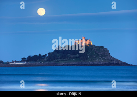 2013 s'élevant au-dessus de Supermoon St Michael's Mount, Cornwall Banque D'Images