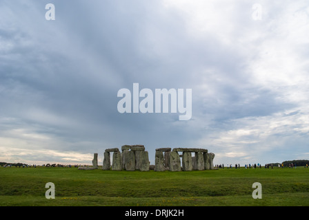 Monument préhistorique de Stonehenge avec les nuages orageux au-dessus, Wiltshire England Royaume-Uni UK Banque D'Images