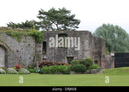 Mur de château, des fenêtres, des fleurs dans la fenêtre, la forêt entourant, jardin avec pelouse, pelouse Banque D'Images