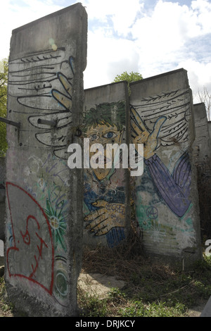 Segments Graffiti Mur de Berlin, enlevé en 1997 à partir de la Seconde Guerre mondiale 2 tombes et stockées sur Sophien cimetière, Bernauer Strasse Banque D'Images