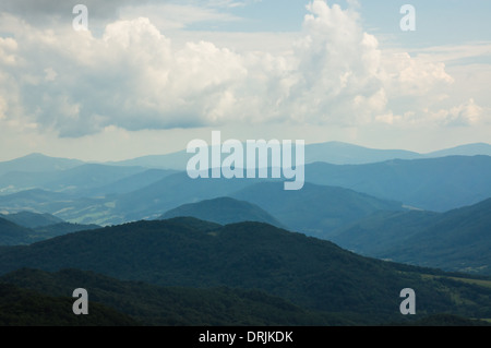 Vue depuis le pic Tarnica, chaînes de montagnes en bleu, Bieszczady Pologne Banque D'Images