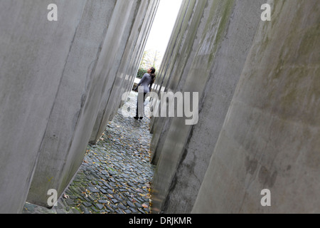 Un corridor de piliers dans le jardin de l'exil au Musée Juif, Berlin, Allemagne Banque D'Images