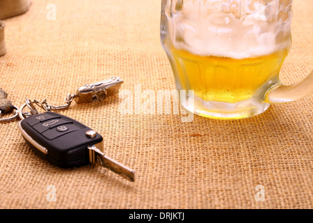 Clé de voiture avec accident et beer mug, Close up Banque D'Images