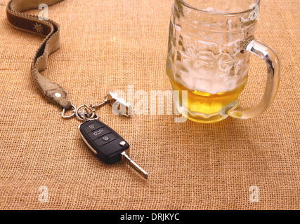 Clé de voiture avec accident et beer mug, vue du dessus Banque D'Images