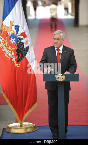 Santiago, Chili. 27 Jan, 2014. Le président chilien Sebastian Pinera prononce un discours devant les représentants des médias après la décision de la Cour internationale de Justice (CIJ) à propos de l'différend maritime avec le Pérou, dans le Palais du Gouvernement, Santiago, capitale du Chili, le 27 janvier 2014. Credit : Jorge Villegas/Xinhua/Alamy Live News Banque D'Images