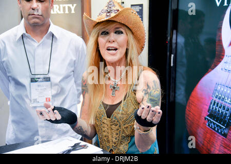 Toronto, Ontario, Canada. 24 Jan, 2014. Le guitariste de rock américain, chanteur, auteur-compositeur et LITA FORD ROSSANA Commerce au NAMM Show à Anaheim, CA. /ZUMAPRESS.com/Alamy Vidyashev © Igor Live News Banque D'Images