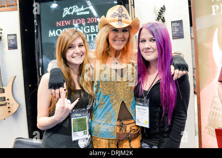 Toronto, Ontario, Canada. 24 Jan, 2014. Le guitariste de rock américain, chanteur, auteur-compositeur et ROSSANA LITA FORD posant avec des fans au NAMM trade show à Anaheim, CA. /ZUMAPRESS.com/Alamy Vidyashev © Igor Live News Banque D'Images