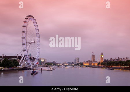 Cityscape au coucher du soleil avec le London Eye et le palais de Westminster, London, UK Banque D'Images