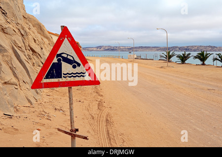 Pour les conducteurs d'avertissement avant la chute dans l'eau à Luederitz, Namibie, Afrique, Warnschild für Autofahrer vor dem Absturz ins W Banque D'Images