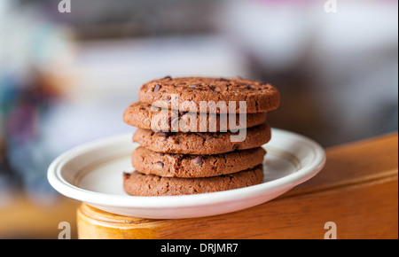 Pile de cookies aux pépites de chocolat sur une plaque Banque D'Images