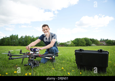 Drone Octocopter avec technicien en Park Banque D'Images