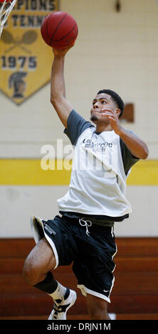 Saint Petersburg, Florida, USA. 27 Jan, 2014. BORCHUCK JAMES | fois.Michael Clark pratiques avec ses coéquipiers à Lakewood High School Lundi, Janvier 27, 2014. © James/Borchuck ZUMAPRESS.com/Alamy Tampa Bay Times/Live News Banque D'Images