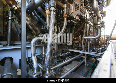 Le moteur à turbine à gaz d'une usine de cogénération d'électricité Banque D'Images