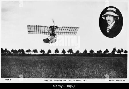 Alberto Santos Dumont dans son avion, La Demoiselle Banque D'Images