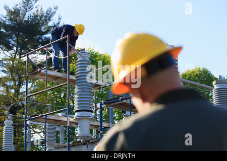 Ingénieur d'effectuer des opérations de maintenance sur l'isolateur haute tension remplis de liquide, Braintree, Massachusetts, USA Banque D'Images