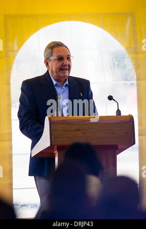 Port de Mariel, à Cuba. 27 Jan, 2014. Le leader cubain Raul Castro livre un discours à la cérémonie d'inauguration de la première phase d'un port dans la première zone de développement spécial au port de Mariel, Cuba, 27 janvier 2014. Credit : Liu Bin/Xinhua/Alamy Live News Banque D'Images