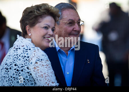 Port de Mariel, à Cuba. 27 Jan, 2014. Le leader cubain Raul Castro (R) et le président du Brésil, Dilma Rousseff assister à la cérémonie d'inauguration de la première phase d'un port dans la première zone de développement spécial au port de Mariel, Cuba, 27 janvier 2014. Credit : Liu Bin/Xinhua/Alamy Live News Banque D'Images