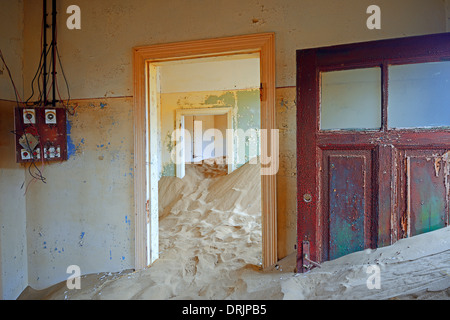 Les dunes de sables du désert et pris des bâtiments résidentiels, les bâtiments de travail dans l'ancienne ville de diamants de Kolmanskuppe, Kolmansko Banque D'Images