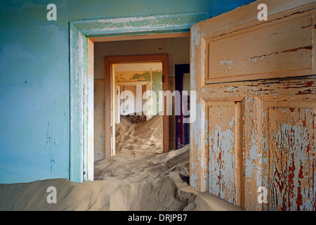 Les dunes de sables du désert et pris des bâtiments résidentiels, les bâtiments de travail dans l'ancienne ville de diamants de Kolmanskuppe, Kolmansko Banque D'Images