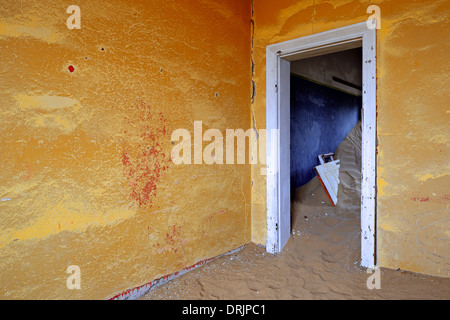 Les dunes de sables du désert et pris des bâtiments résidentiels, les bâtiments de travail dans l'ancienne ville de diamants de Kolmanskuppe, Kolmansko Banque D'Images