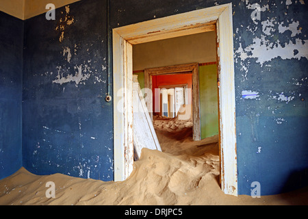 Les dunes de sables du désert et pris des bâtiments résidentiels, les bâtiments de travail dans l'ancienne ville de diamants de Kolmanskuppe, Kolmansko Banque D'Images