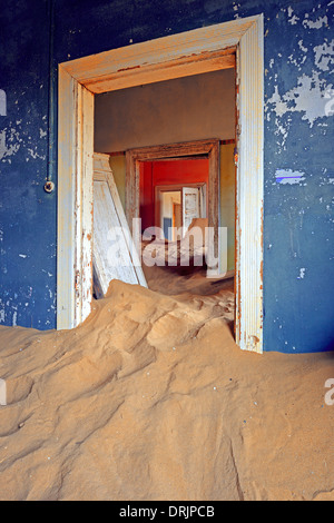 Les dunes de sables du désert et pris des bâtiments résidentiels, les bâtiments de travail dans l'ancienne ville de diamants de Kolmanskuppe, Kolmansko Banque D'Images