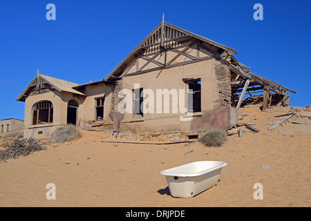 Les dunes de sables du désert et pris des bâtiments résidentiels, les bâtiments de travail dans l'ancienne ville de diamants de Kolmanskuppe, Kolmansko Banque D'Images