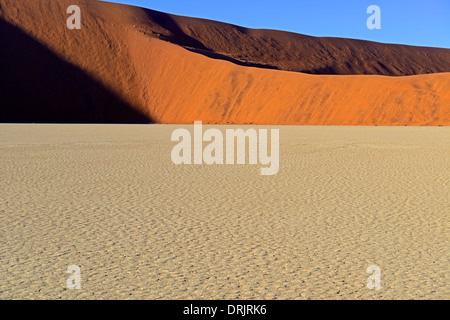 Largeur, dunes et mucky sol du Deadvlei, Dead Vlei dans le matin du Parc National Namib Naukluft, Sossusvlei, Namibie Banque D'Images